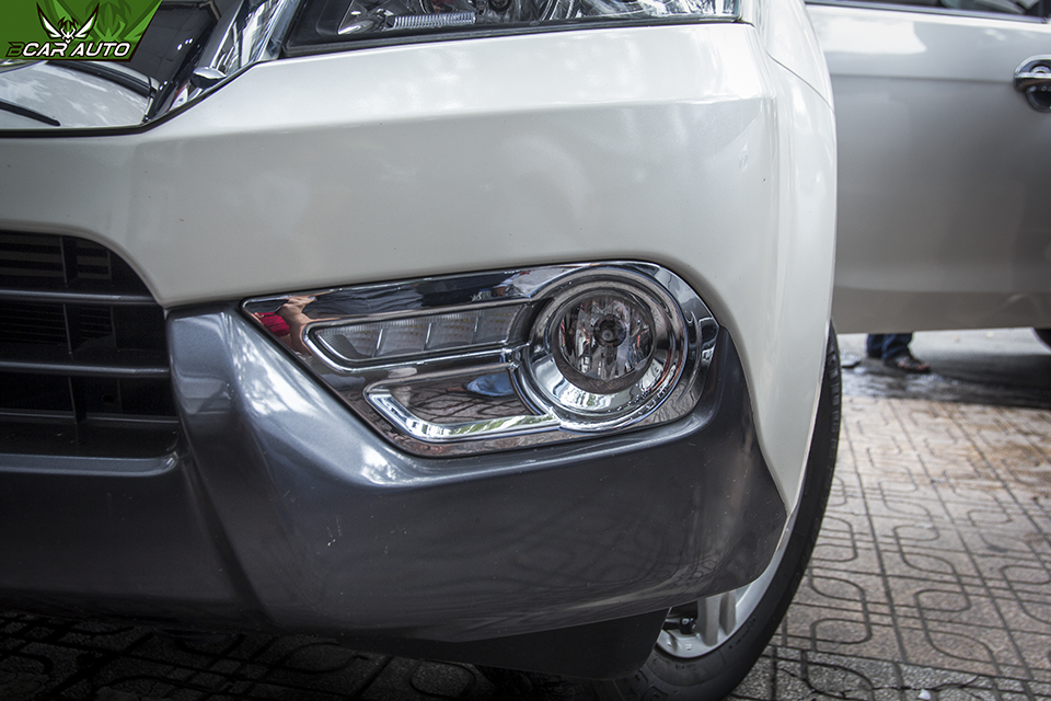 Ốp trang trí cụm đèn sương mù xe Isuzu Mu-X