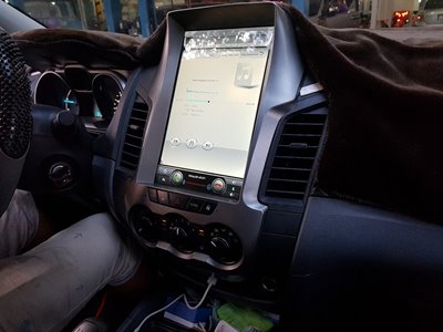 màn hình tesla cho ford ranger