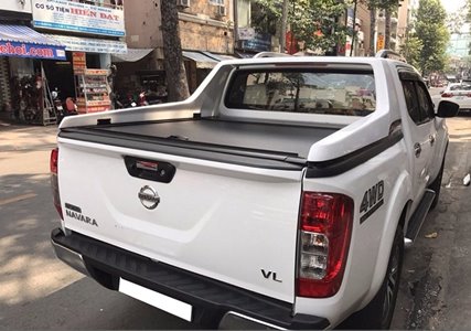 nắp thùng cuộn xe navara