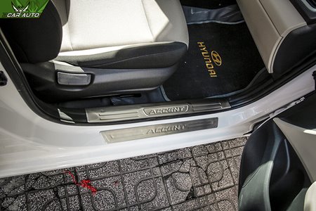 Nẹp bước chân trong xe Hyundai Accent