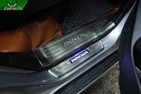 Nẹp bước chân xe Innova có đèn và không đèn 