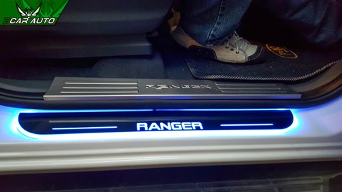 Nẹp bước chân có đèn xe Ford Ranger