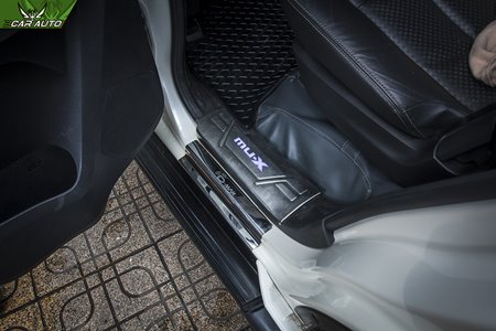 Ốp nẹp bước chân xe Isuzu Mu-X