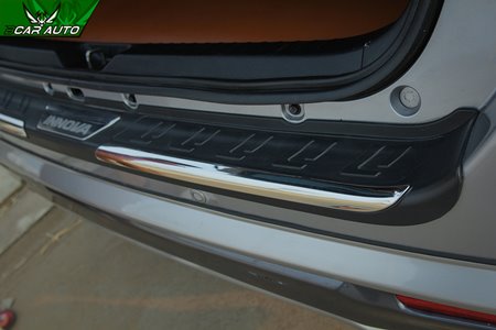 Nẹp chống trầy cốp sau xe Toyota Innova 2018