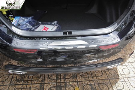 Ốp chống trầy bệ cốp sau xe Altis