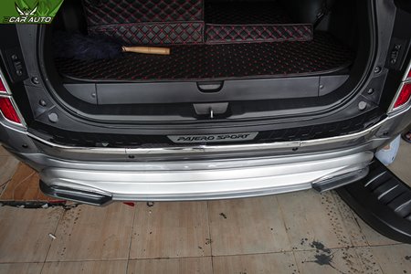 Ốp chống trầy bệ cốp xe Pajero Sport
