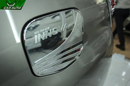 Ốp nắp bình xăng xe Innova 2018 