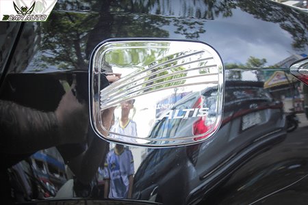 Ốp nắp xăng Altis 2019