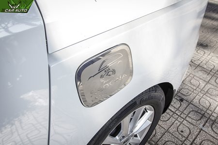 Ốp bảo vệ nắp xăng xe Kia Sedona