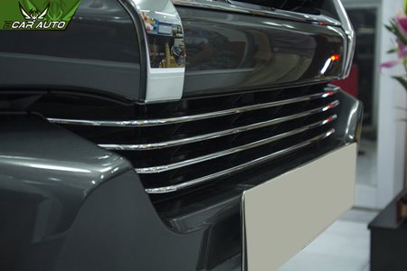 Ốp trang trí ga lăng trước xe Fortuner