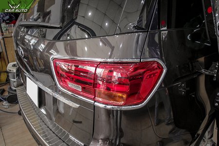 Ốp viền đèn sau xe Kia Sedona