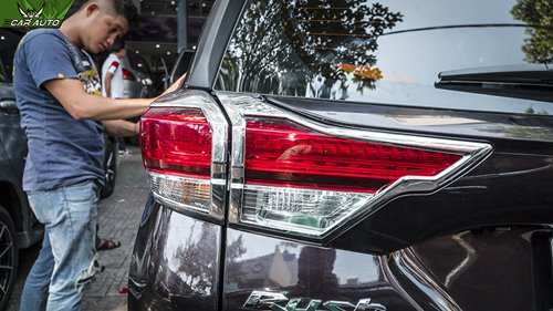 Ốp viền đèn sau xe Toyota Rush
