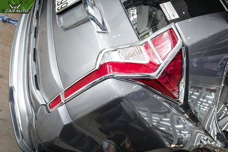 Ốp viền đèn trang trí xe Pajero Sport